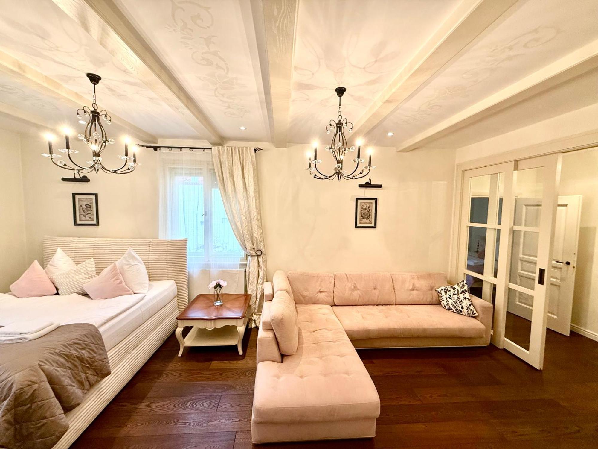 Unique Charles Bridge 2bdr Apartment. Praha
